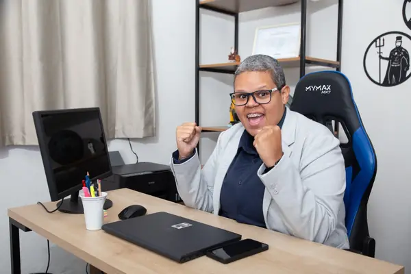Yasmin Menezes em seu ambiente de trabalho